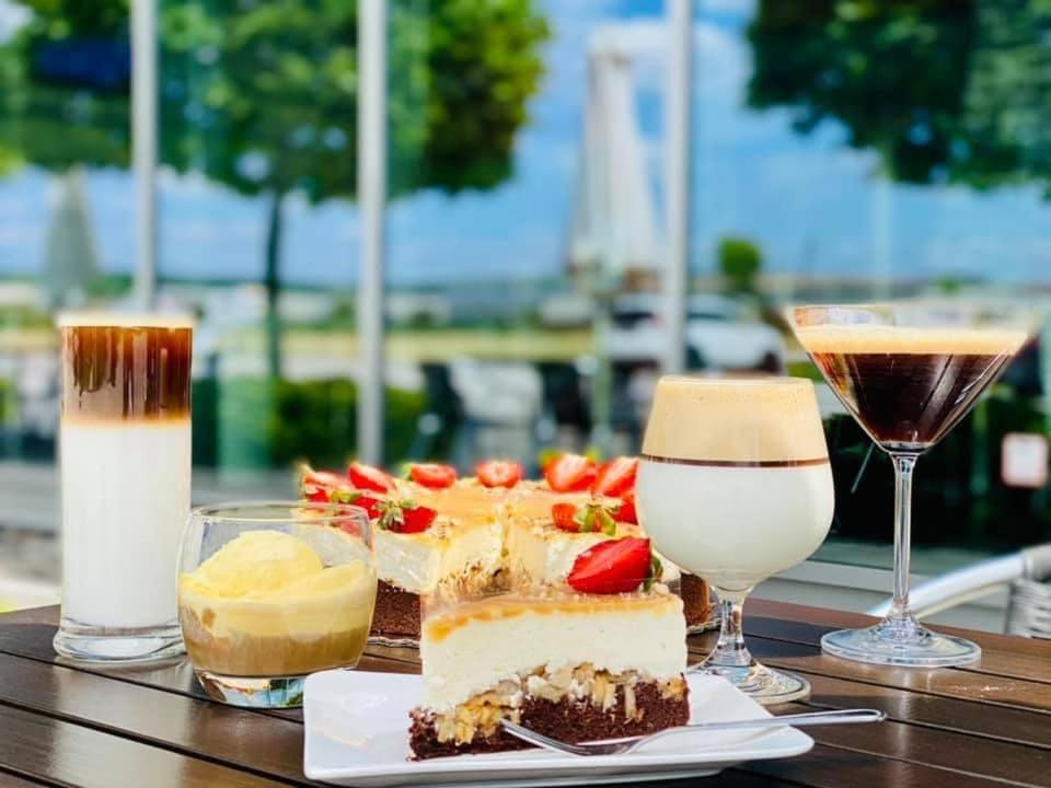 Aerocafe Hotell Partizánske Eksteriør bilde